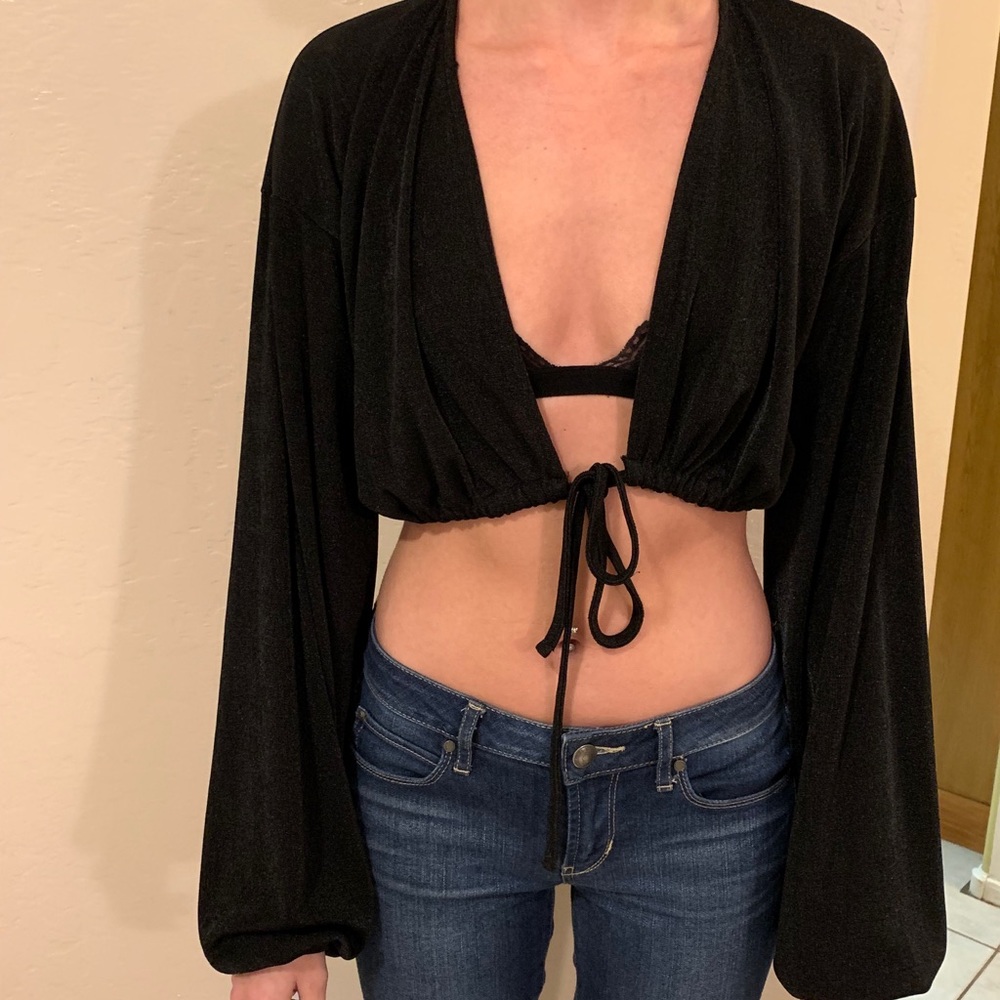 Black long sleeve crop top